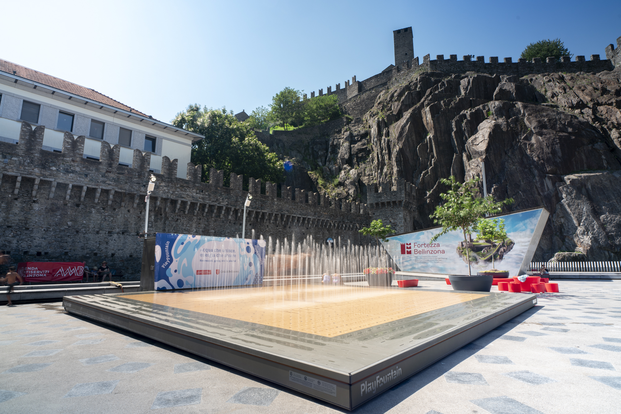 La fontana-gioco prende vita in Piazza del Sole